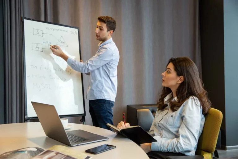 man discussing in front of the woman startup accelerator vs incubator 1